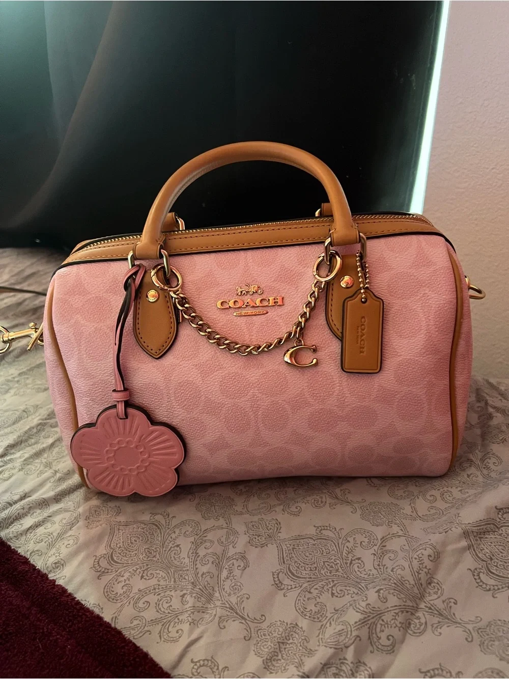 Used 100% Authentic Viral Powder Pink Medium Rowan bag